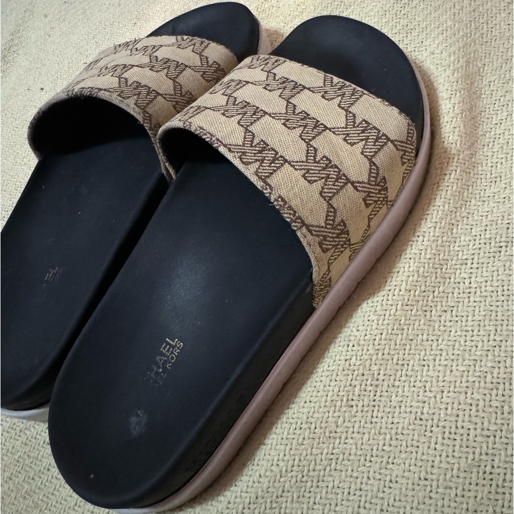 Michael Kors. Size 5 (women’s). Tan.